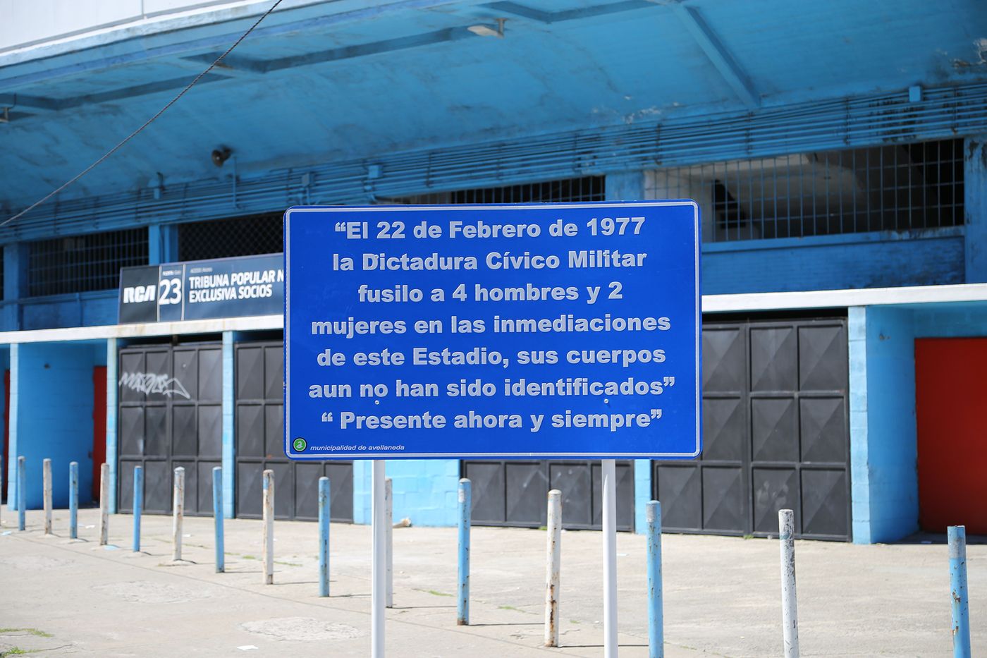 La señalización que recuerda a los fusilados de Racing en inmediaciones del estadio