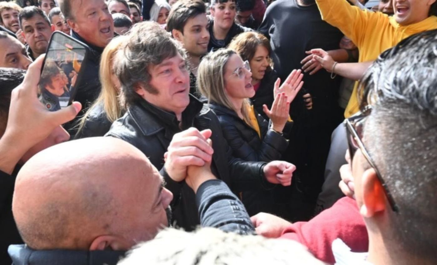 Javier Milei Carolina Piparo Leandro Guma en calle 12 La Plata