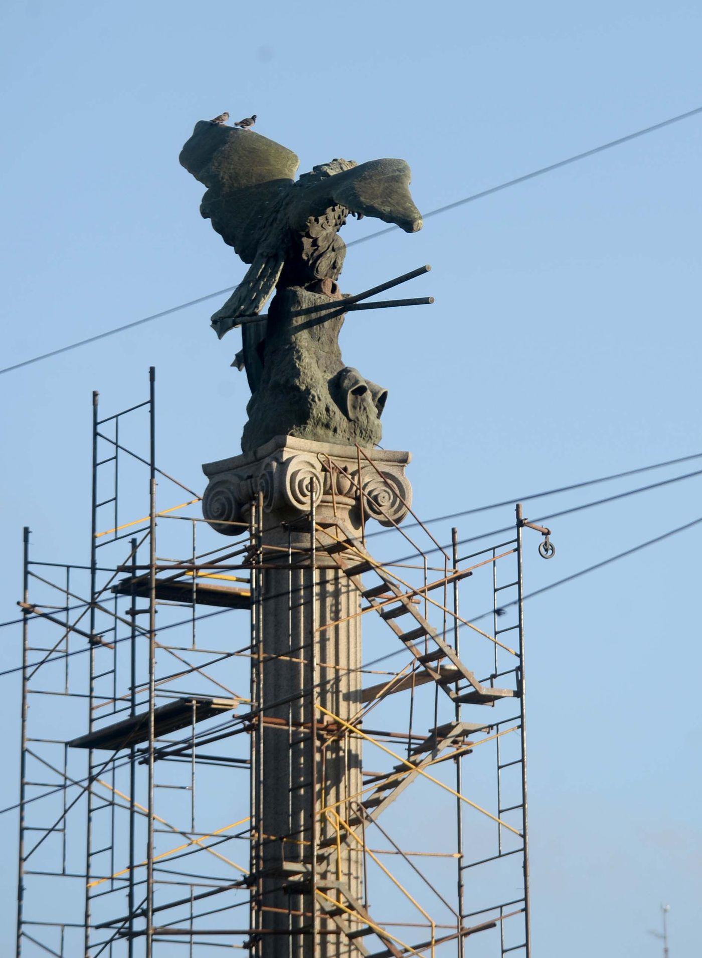 El histórico monumento del águila de bronce será trasladado al centro de la plaza.