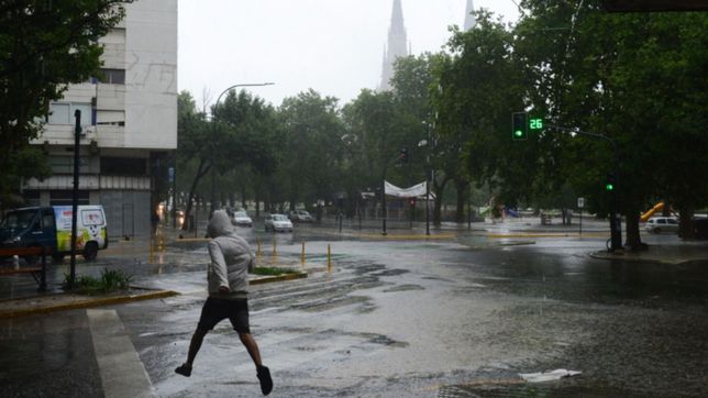 llego la lluvia a la plata y sigue el alerta por fuertes tormentas