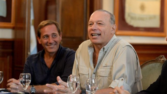 garro, berni y alak reactivan la mesa de seguridad: entregaron patrulleros para la plata