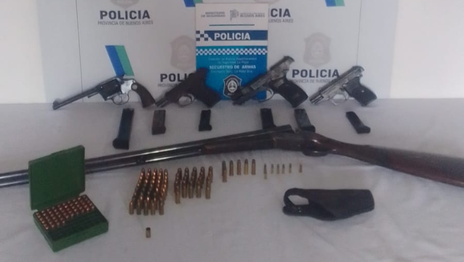 Denunciaron a un joven por disparar en un barrio de La Plata y la Policía le encontró un arsenal en la casa Denunciaron a un joven por disparar en un barrio de La Plata y la Policía le encontró un arsenal en la casa