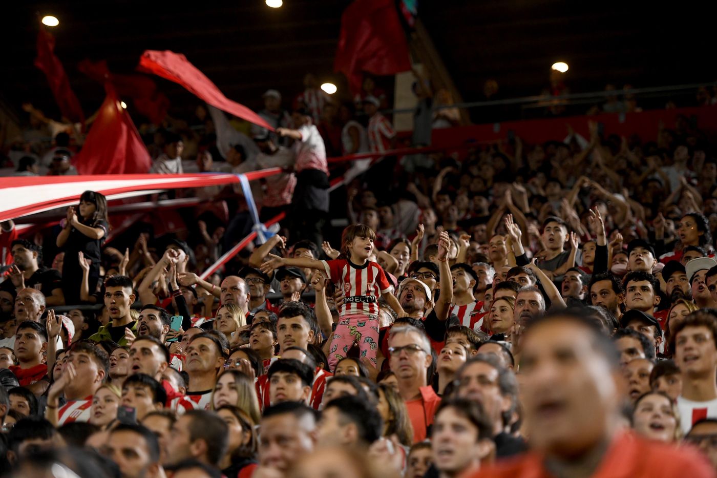 hinchada de estudiantes.JPG
