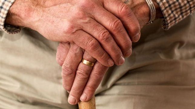 cuento del tio en la plata: estafaron a un abuelo de 95 anos y le robaron sus ahorros