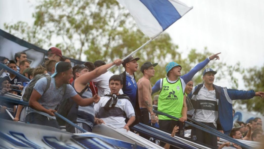 Tras la burla, los hinchas de Gimnasia explotaron contra el intendente de Pinamar
