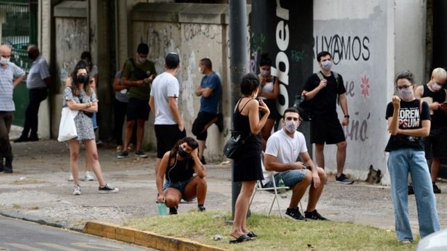 la curva del covid-19 en argentina: bajo 82% el numero de infectados tras el ultimo pico