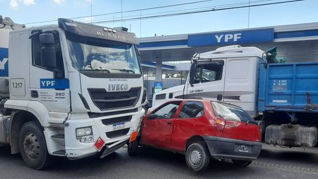 Un auto quedó atrapado entre dos camiones en 122 y 43 Un auto quedó atrapado entre dos camiones en 122 y 43