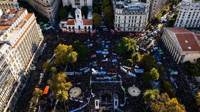 una multitud reclamo al gobierno de javier milei el financiamiento de las universidades