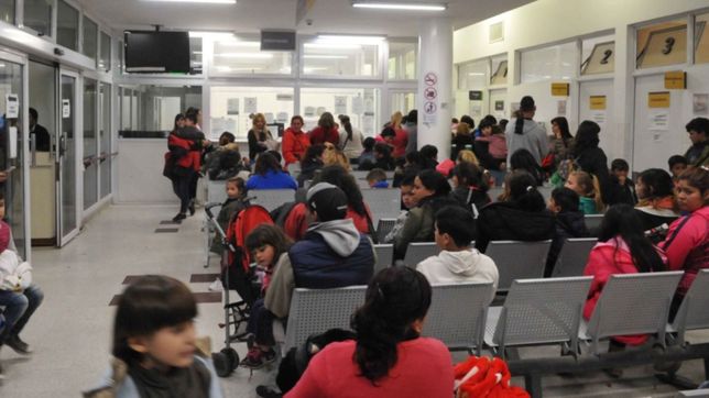 por la bacteria que causo seis muertes, colapso la guardia del hospital de ninos