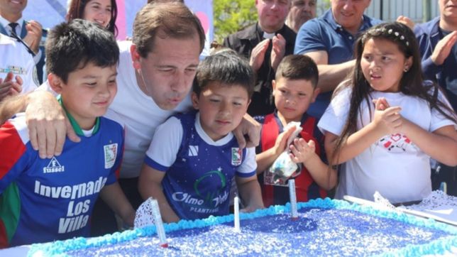 corte de torta, desfile y musica en vivo para celebrar los 108 anos de lisandro olmos