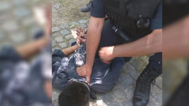 motochorro ataco violentamente a un mujer en la plata: quiso escapar y lo detuvieron