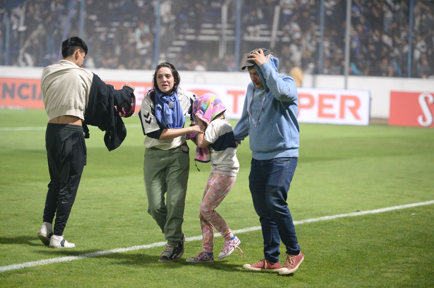 El partido de Gimnasia fue moment&aacute;neamente suspendido por el ingreso de gases por la represi&oacute;n alrededor del Estadio del Bosque