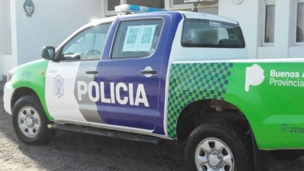 Escapó de un control y golpeó a un policía con ayuda de sus familiares: terminó preso