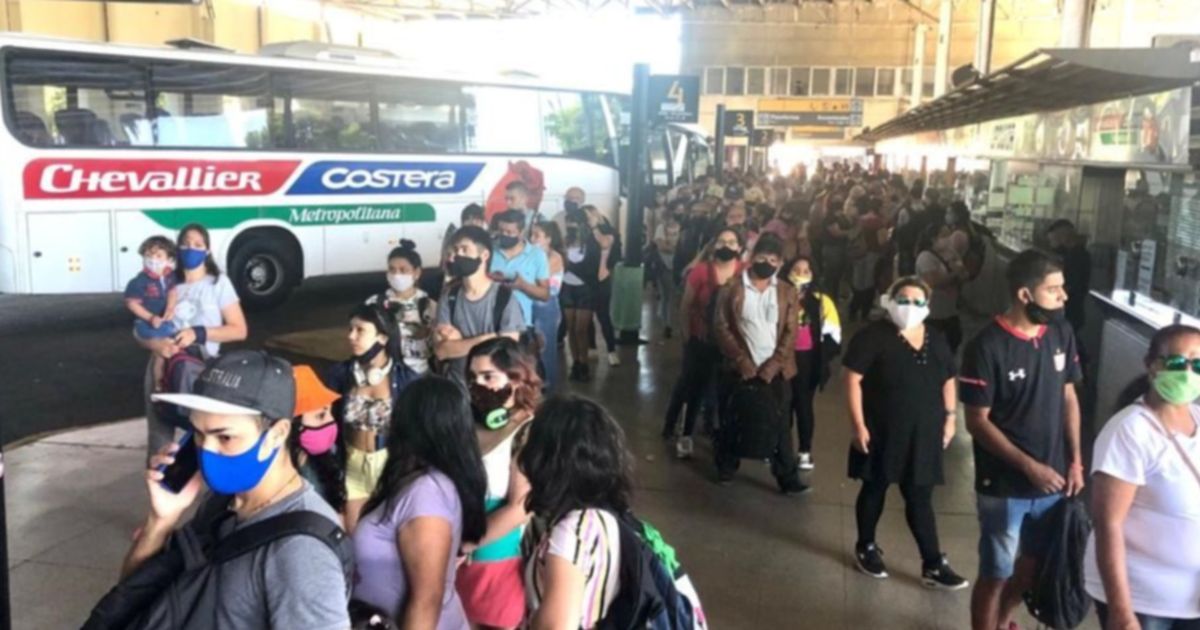 Se desbordó la Terminal de micros en La Plata tras el paro de trenes