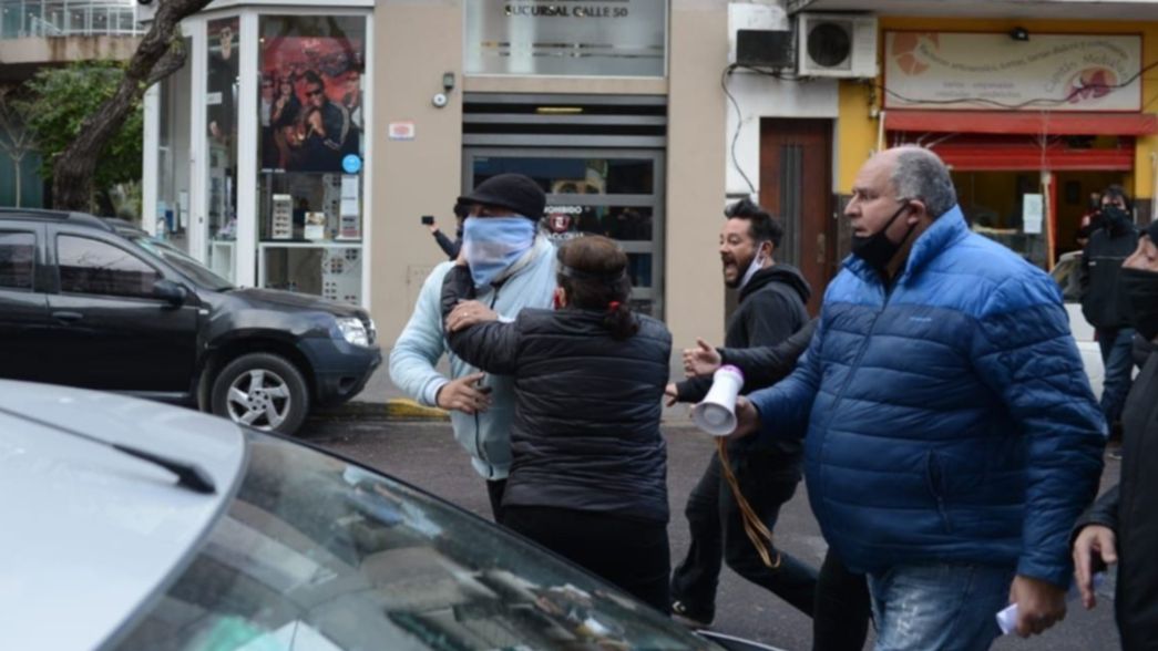 Tensión y forcejeos a la salida de la reunión entre las autoridades de IOMA y la AMP