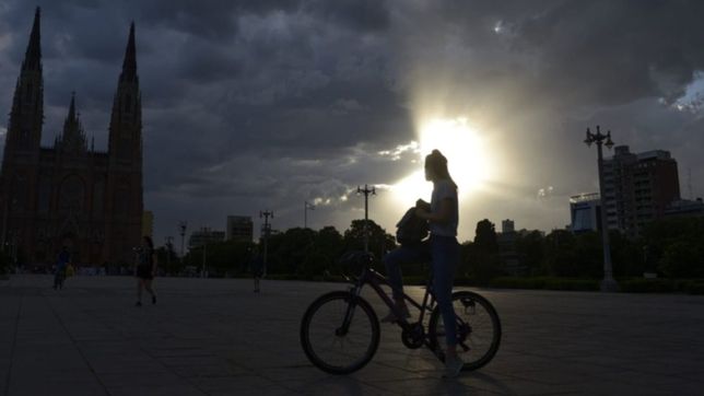 nublado y ¿con lluvias?: asi estara el clima en la plata