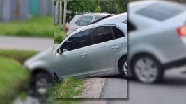 fuerte choque a metros del country club de city bell termino con uno de los autos en una zanja fuerte choque a metros del country club de city bell termino con uno de los autos en una zanja