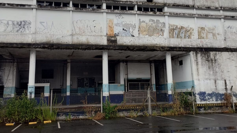 Dos chicos se filmaron en una fábrica abandonada de La Plata, cayeron del primer piso y terminaron internados Dos chicos se filmaron en una fábrica abandonada de La Plata, cayeron del primer piso y terminaron internados