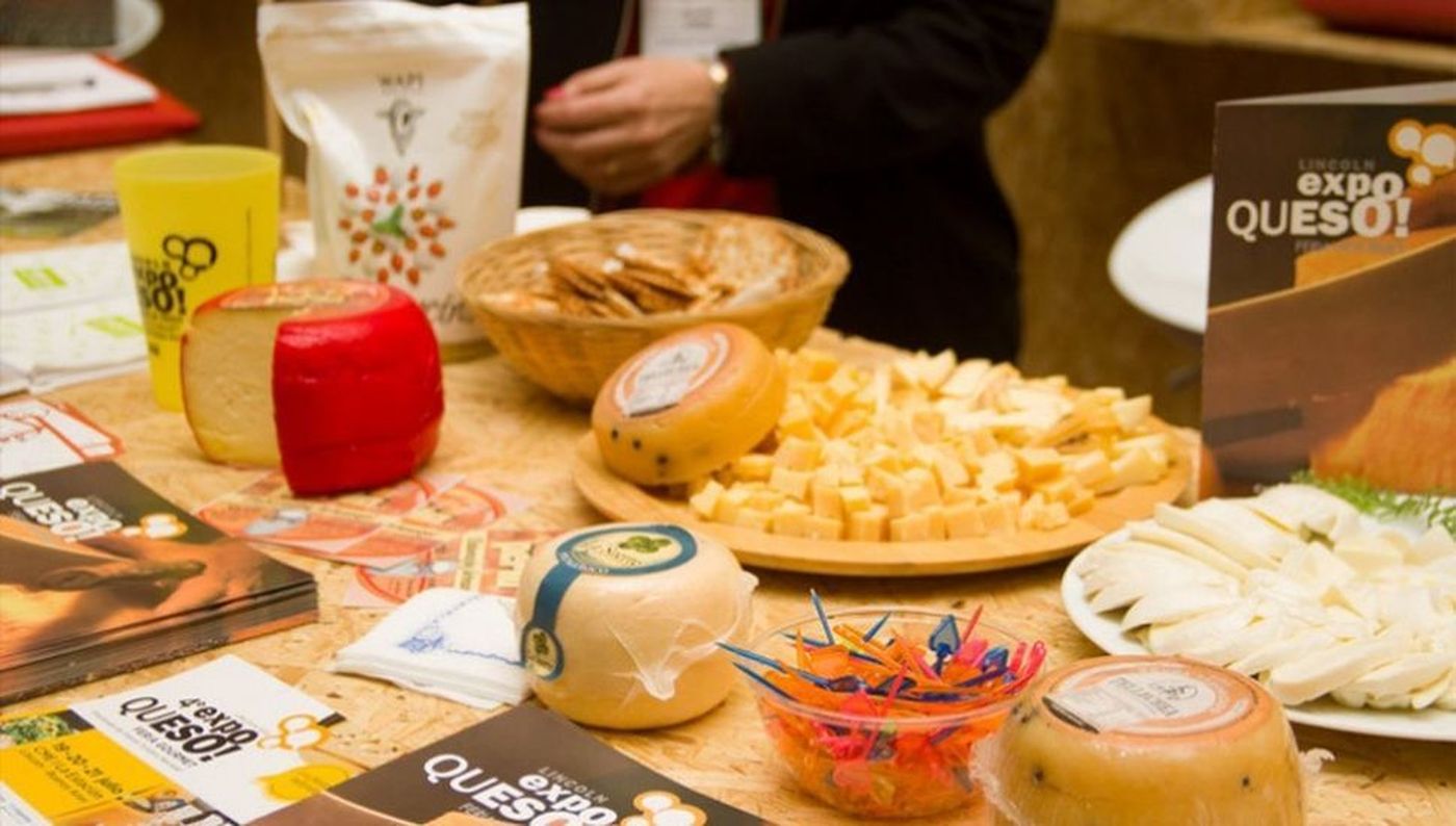 La Expo Queso reúne a productores y visitantes cada año para degustar más de 25 variedades de lácteos.