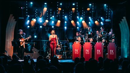 La cantante e investigadora del Conicet Elizabeth Karayecov se presenta en La Plata con su big band