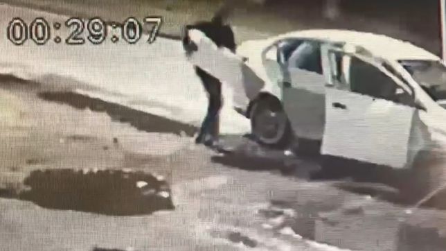 video: robaron el dispenser de un comedor de la plata y prometen no hacer la denuncia si lo devuelven