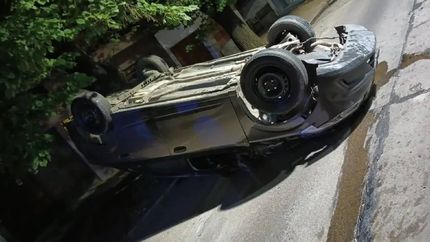 Un policía borracho chocó, volcó y dio 2,11 g/L en el test de alcoholemia