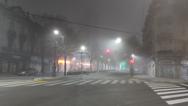 vuelve el alerta violeta en la plata y la region por una densa niebla que lo cubre todo