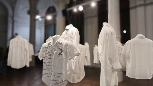 llega a berisso la muestra de arte textil de las descamisadas, el grupo que borda a mano frases de eva peron