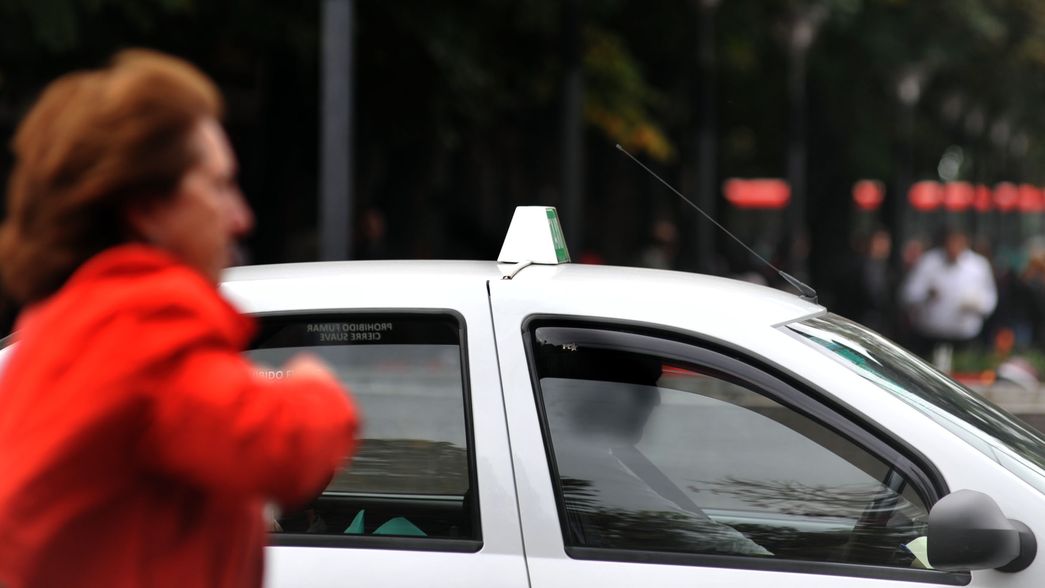 Un taxista sufrió un infarto tras el brutal ataque de dos ladrones