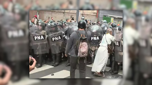 tension, incidentes y sacerdotes golpeados en una nueva marcha de jubilados