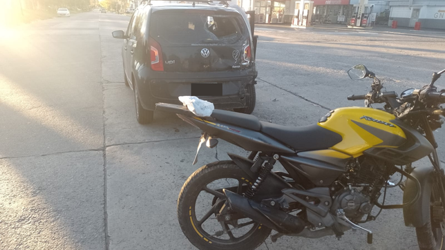 un motociclista murio al chocar contra un auto en tolosa