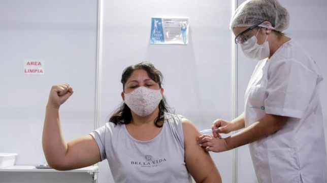 empiezan a aplicar el segundo refuerzo de la vacuna contra el covid: ¿a quienes le toca?