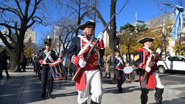 con instrumentos y uniformes, un desfile por el dia de la escarapela sorprendio a todos en el centro de la plata