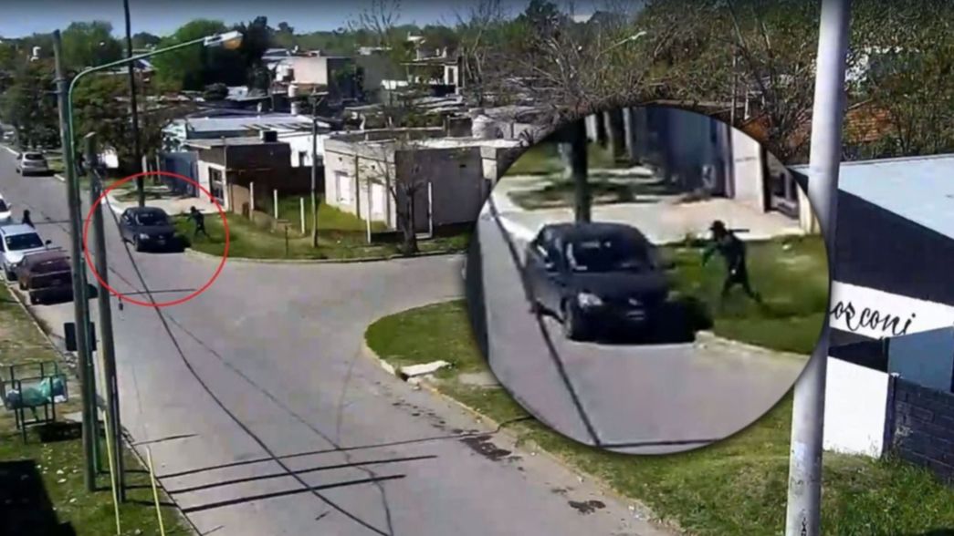 VIDEO: Rompieron los vidrios de un auto para robar y quedaron filmados