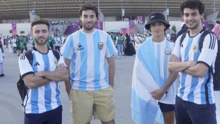 Cuatro amigos en Qatar hicieron una insólita promesa si Argentina pasa a octavos