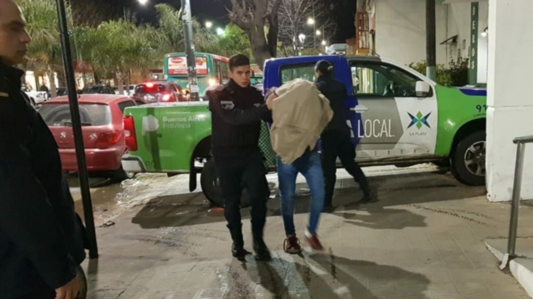 Cayeron dos hermanos por usurpar una casa de Los Hornos y asaltar vecinos con una escopeta