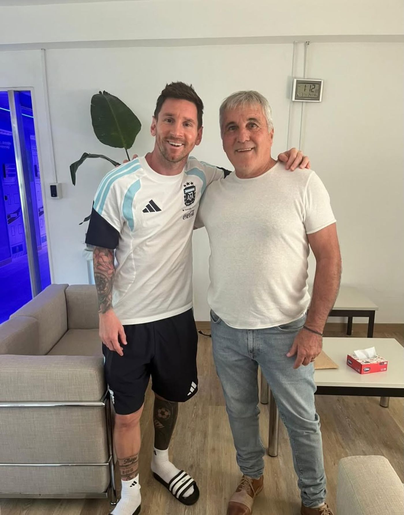Lionel Messi junto a Claudio Gugnali en el predio de Ezeiza.