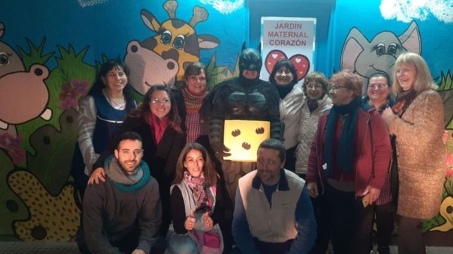 batman lo hizo de nuevo: entrego donaciones e inauguro un jardin en el hospital de romero