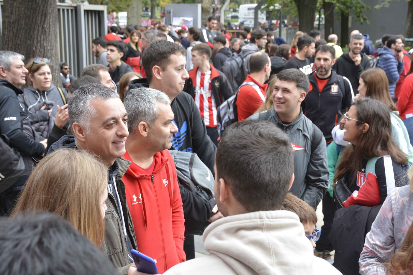 Hinchas de Estudiantes movilizan a la final con Vélez en Santiago del Estero (8).jpg