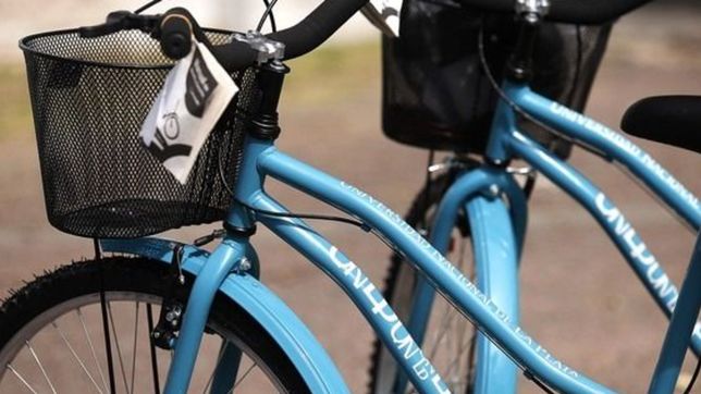 la unlp entrego 30 nuevas bicicletas a estudiantes universitarios becados