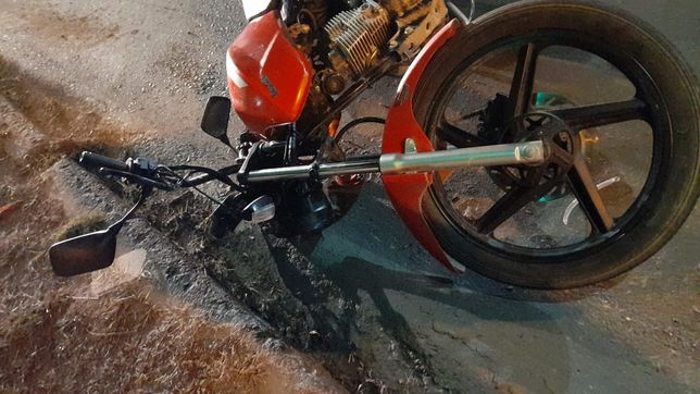 manejaba una moto completamente borracho, choco y se salvo de milagro