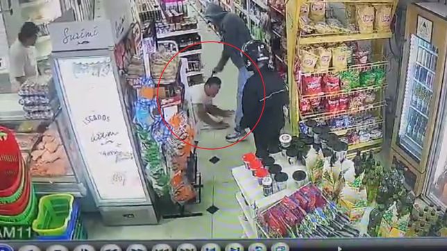 panico en un comercio de gonnet durante un brutal robo armado