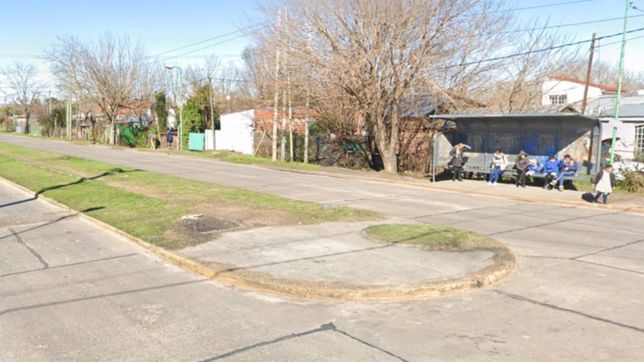 atacaron a una chica que esperaba el micro, la golpearon y le robaron la mochila