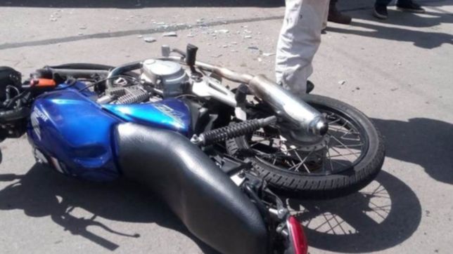 cruzo mal, choco con una moto y huyo: un joven termino herido