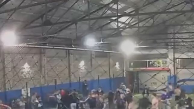 una batalla campal en un torneo de futbol 5 termino con un joven internado
