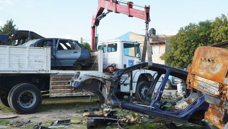 La Municipalidad de La Plata removió casi cuarenta autos abandonados en una plaza La Municipalidad de La Plata removió casi cuarenta autos abandonados en una plaza