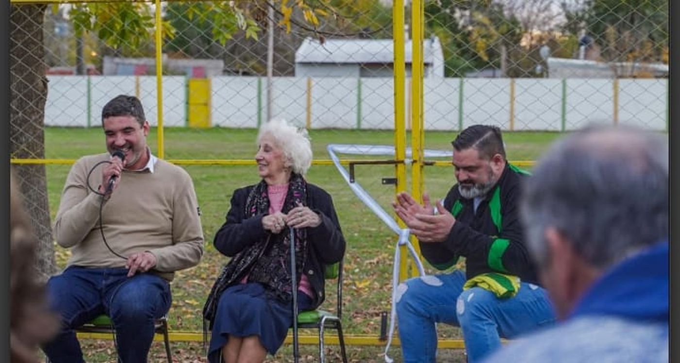 Estela junto al Intendente Fernando Raitelli y el presidente del Club Las Mandarinas.