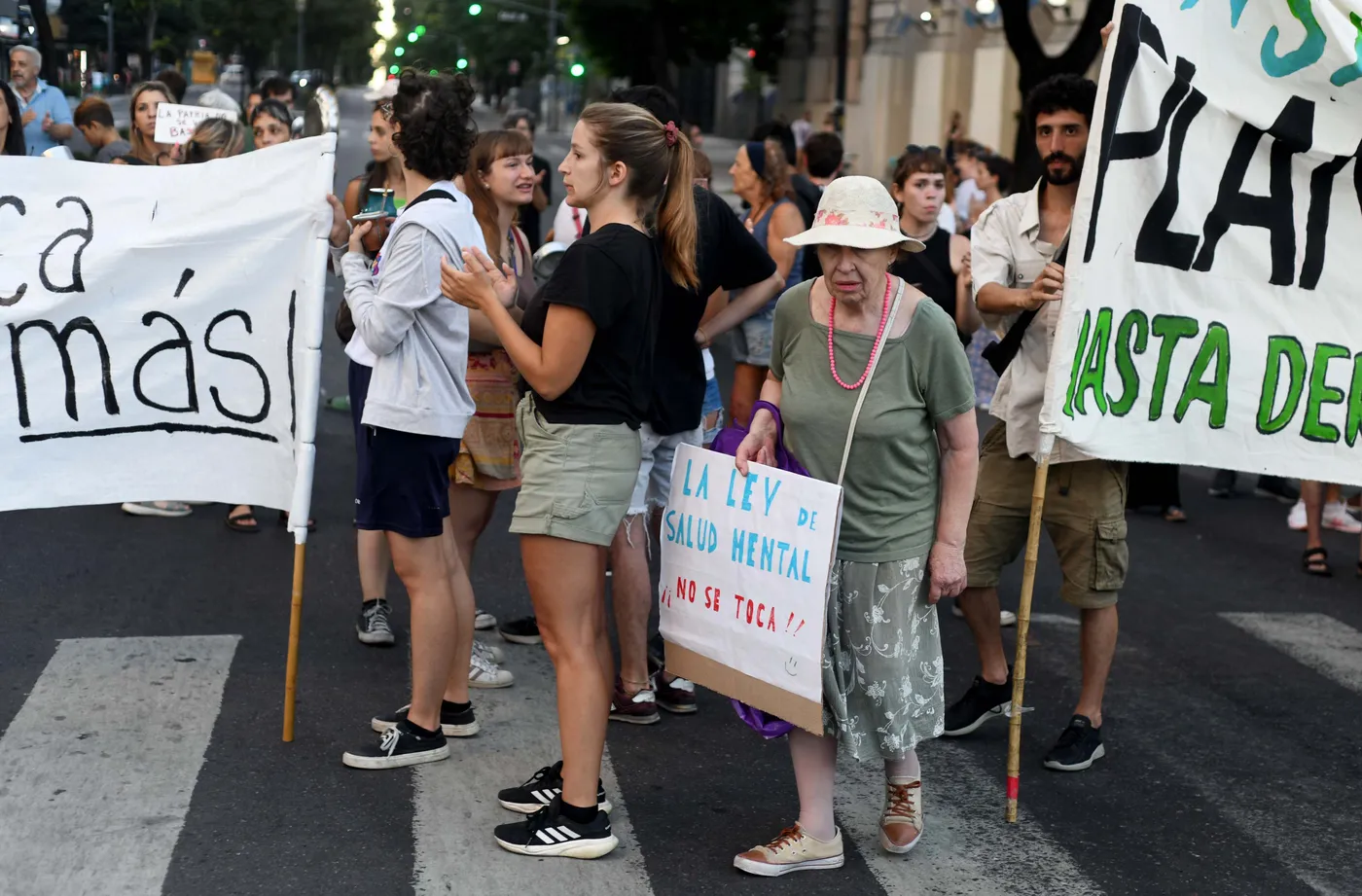 Un nutrido grupo de platenses se movilizó contra el DNU y la Ley Ómnibus de Javier Milei. Foto: AGLP. Un nutrido grupo de platenses se movilizó contra el DNU y la Ley Ómnibus de Javier Milei. Foto: AGLP.