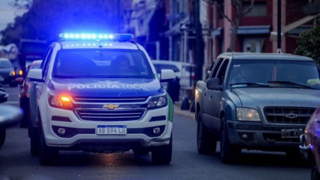 cuatro ladrones lo interceptaron en la puerta de su casa, lo golpearon y le robaron todo