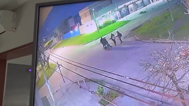 dramatico ataque de motochorros a una mujer y su hijo en la plata